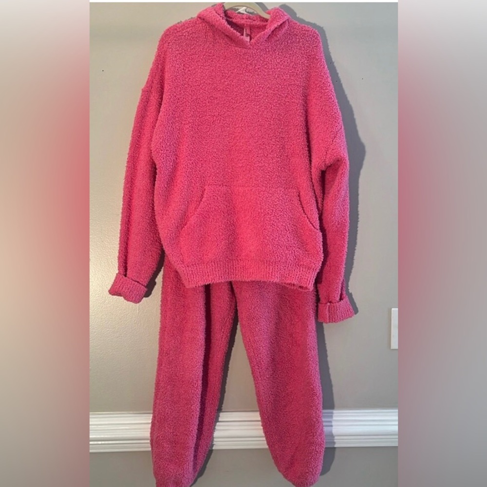 Skims size medium lounge wear hoodie and pant set, loose fit. Runs large!
